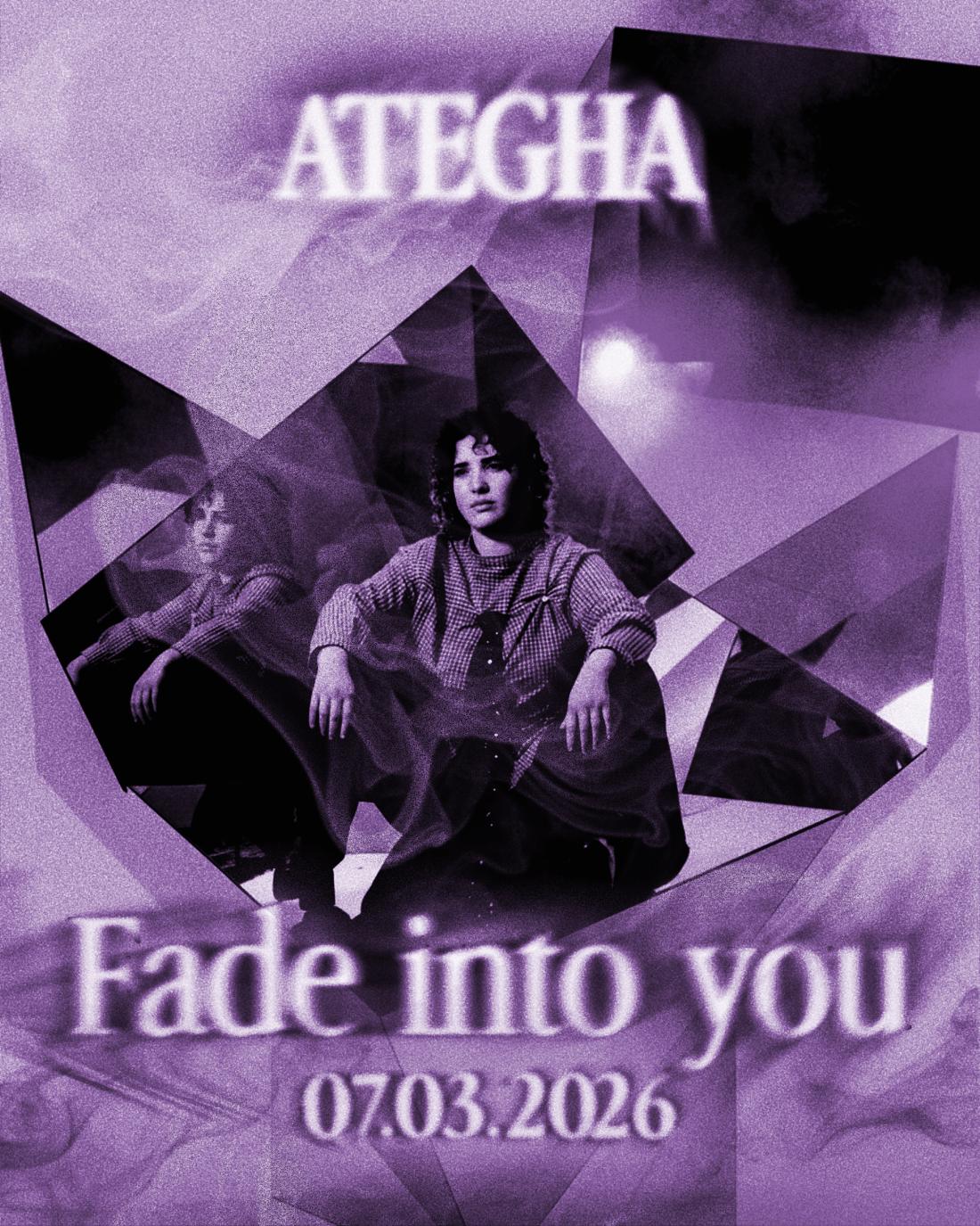 Ategha zit in kleermakerszit met een paarse filter over het beeld.