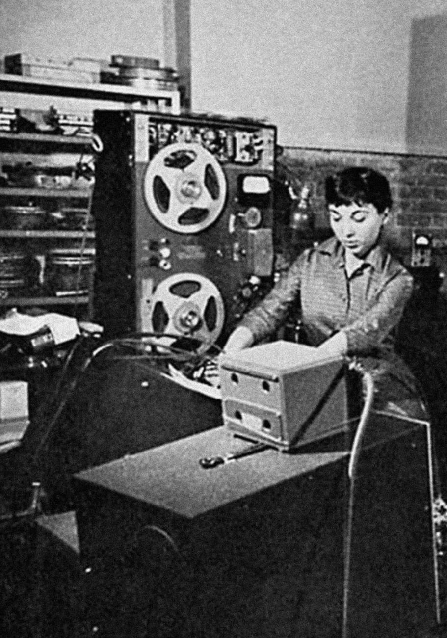 SISTERS WITH TRANSISTORS De Studio