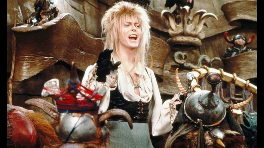 David Bowie lacht.