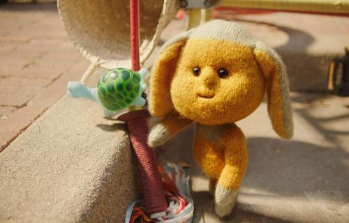 Afbeelding van Dropje. Een gele personnage met konijnenoren.