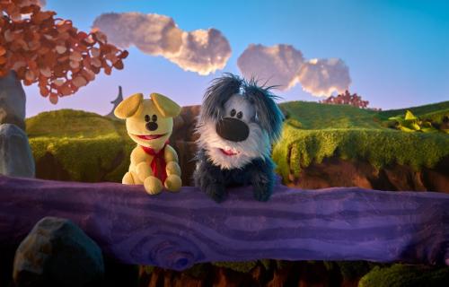 Woezel en Pip zitten op een boomstam in de natuur.